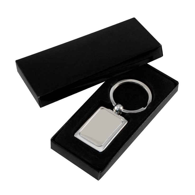 Llavero metálico cuadrado de diseño elegante y resistente. Ideal como regalo corporativo, promocional o institucional. Personalizable con logo de empresa.