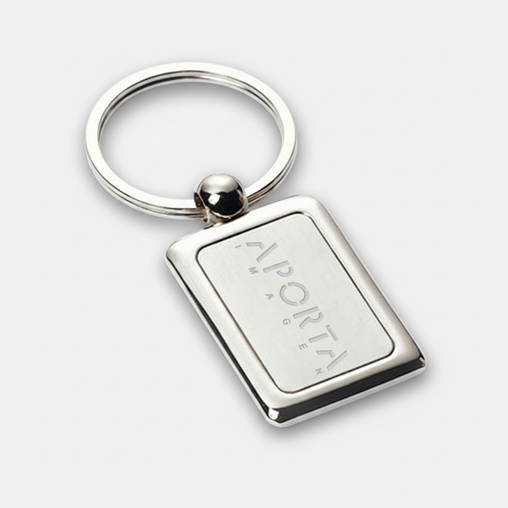 Llavero metálico cuadrado de diseño elegante y resistente. Ideal como regalo corporativo, promocional o institucional. Personalizable con logo de empresa.