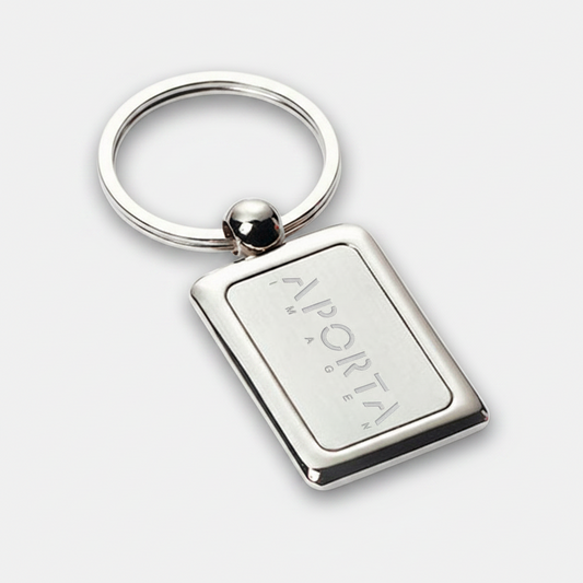Llavero metálico cuadrado de diseño elegante y resistente. Ideal como regalo corporativo, promocional o institucional. Personalizable con logo de empresa.