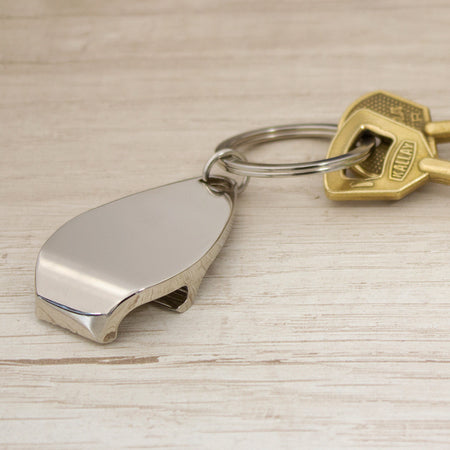 Llavero metálico plano con función destapador, práctico y resistente. Ideal como regalo corporativo o promocional, personalizado con logo de empresa.