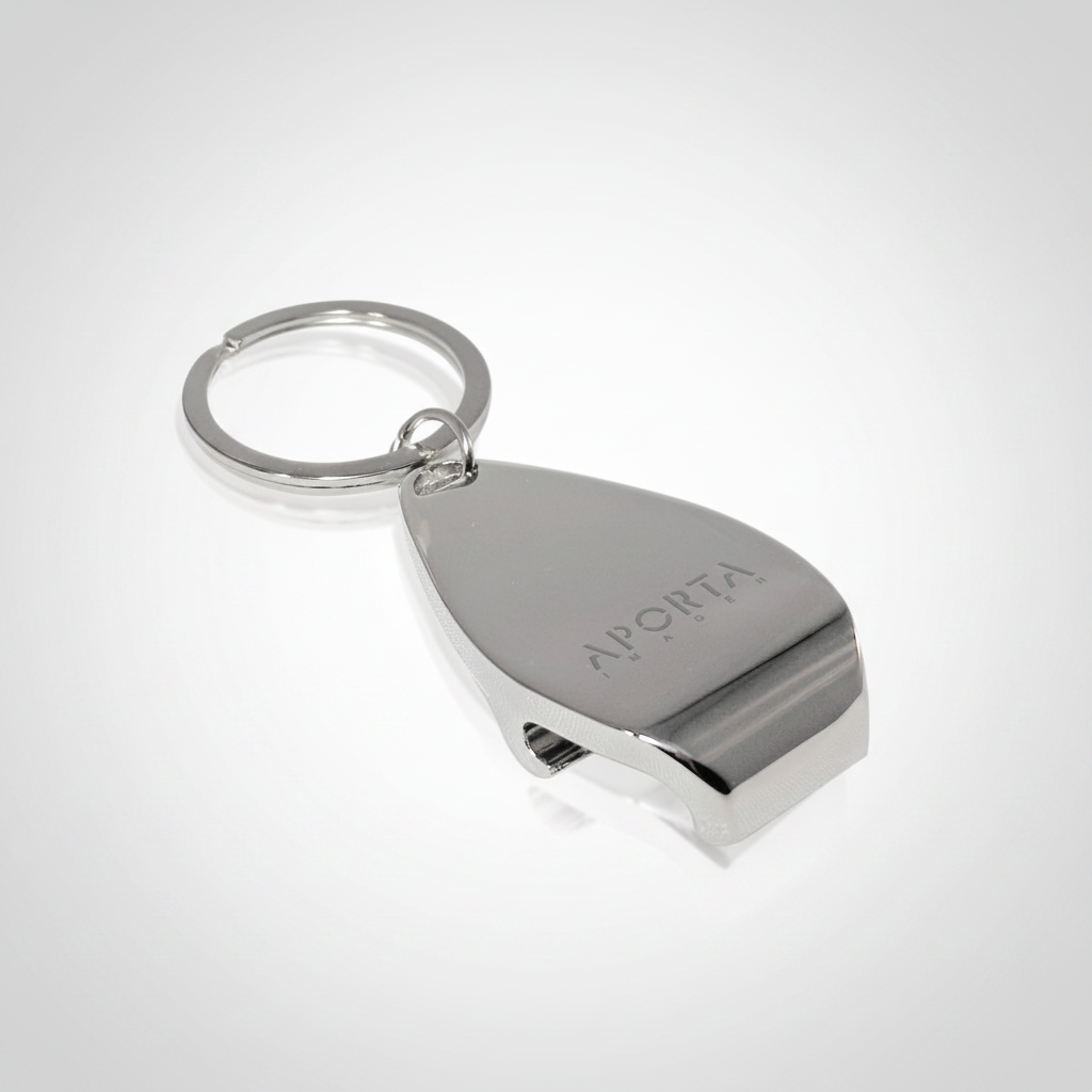Llavero metálico plano con función destapador, práctico y resistente. Ideal como regalo corporativo o promocional, personalizado con logo de empresa.