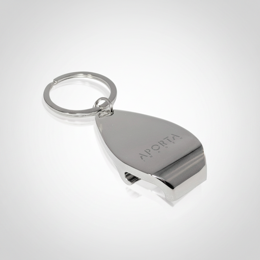 Llavero metálico plano con función destapador, práctico y resistente. Ideal como regalo corporativo o promocional, personalizado con logo de empresa.