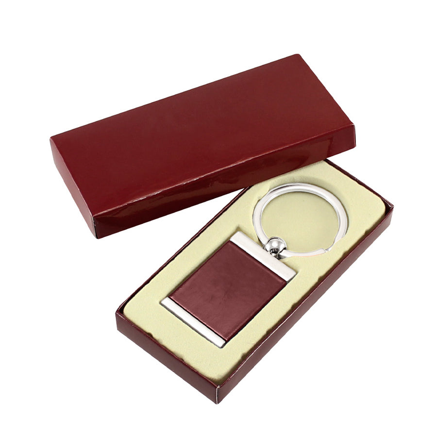 Llavero metálico con cuerpo de madera barnizada color café moro. Elegante y resistente, ideal para regalos corporativos personalizados con logo de empresa.
