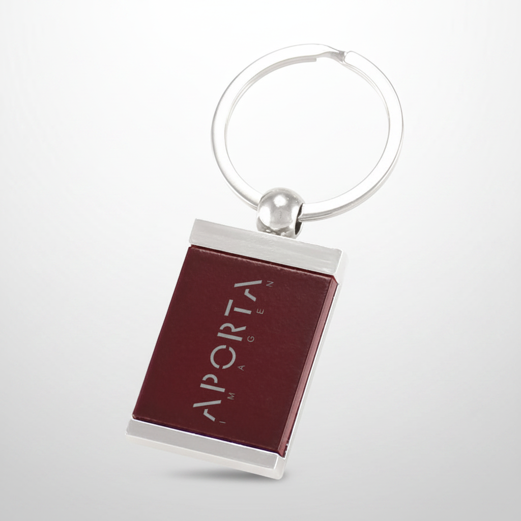 Llavero metálico con cuerpo de madera barnizada color café moro. Elegante y resistente, ideal para regalos corporativos personalizados con logo de empresa.