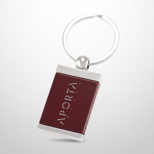 Llavero metálico con cuerpo de madera barnizada color café moro. Elegante y resistente, ideal para regalos corporativos personalizados con logo de empresa.