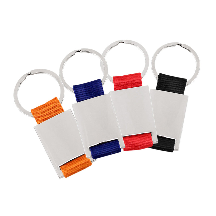 Llavero metálico con strap de poliéster en variados colores. Práctico, resistente y personalizable con logo corporativo para campañas promocionales y eventos.