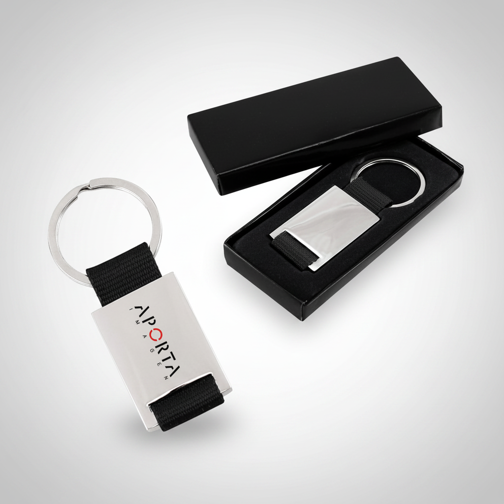 Llavero metálico con strap de poliéster en variados colores. Práctico, resistente y personalizable con logo corporativo para campañas promocionales y eventos.