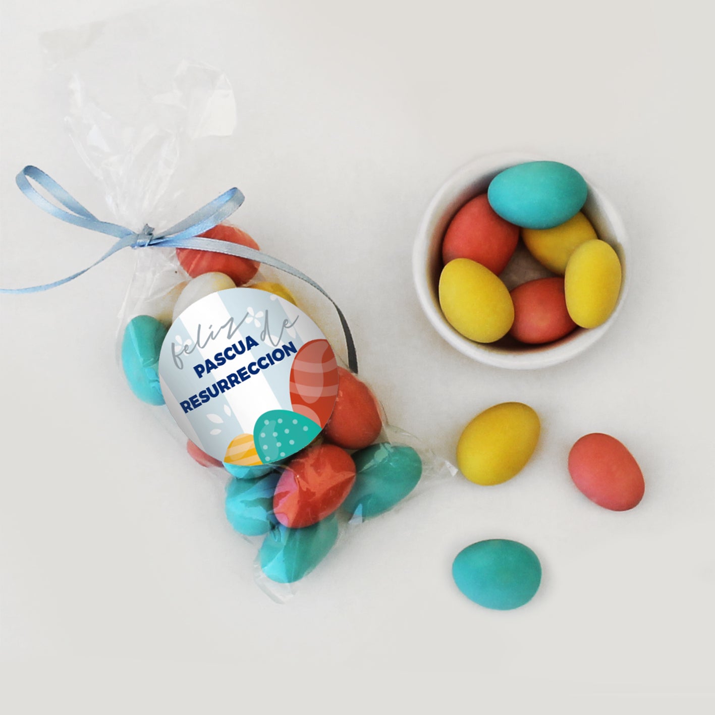 Un Detalle selecto para un equipo brillante
En Aporta Imagen sabemos que la variedad es el condimento de la vida. Por eso, nuestro Pack Luz de Pascua cambia el clásico huevo de chocolate por la elegancia y el toque crunchy de las almendras confitadas, presentadas en un formato ligero pero lleno de identidad.  Incluye 100 grs. de almendras confitadas, sticker personalizado y cinta de color. El regalo de Pascua corporativo más original y crujiente. ¡Cotiza por volumen con despacho a todo Chile!
