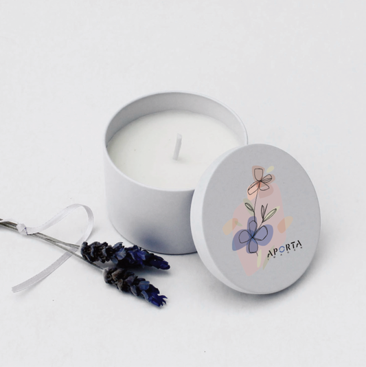 Velas aromáticas personalizadas en blanco o negro. Tapa con impresión a color, cinta y tarjeta del Día de la Mujer. Un regalo en caja de presentación lista para entregar.