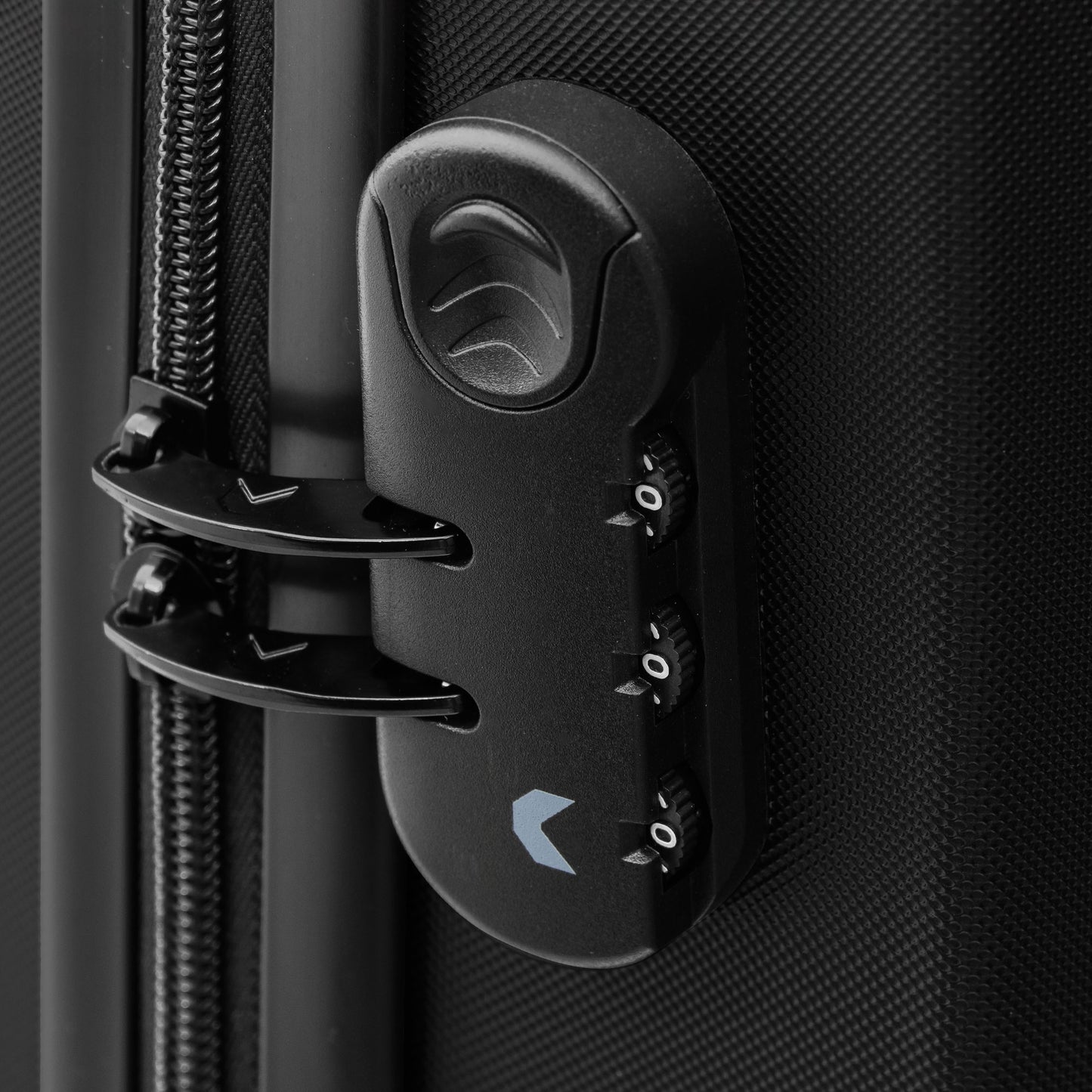 Maleta de viaje fabricada en ABS con capacidad de 38 litros, doble compartimento y candado de combinación. Un regalo corporativo práctico, elegante y pensado para acompañar cada viaje.