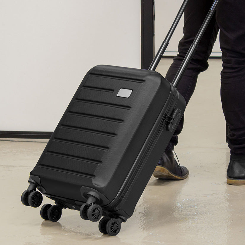 Maleta de viaje fabricada en ABS con capacidad de 38 litros, doble compartimento y candado de combinación. Un regalo corporativo práctico, elegante y pensado para acompañar cada viaje.