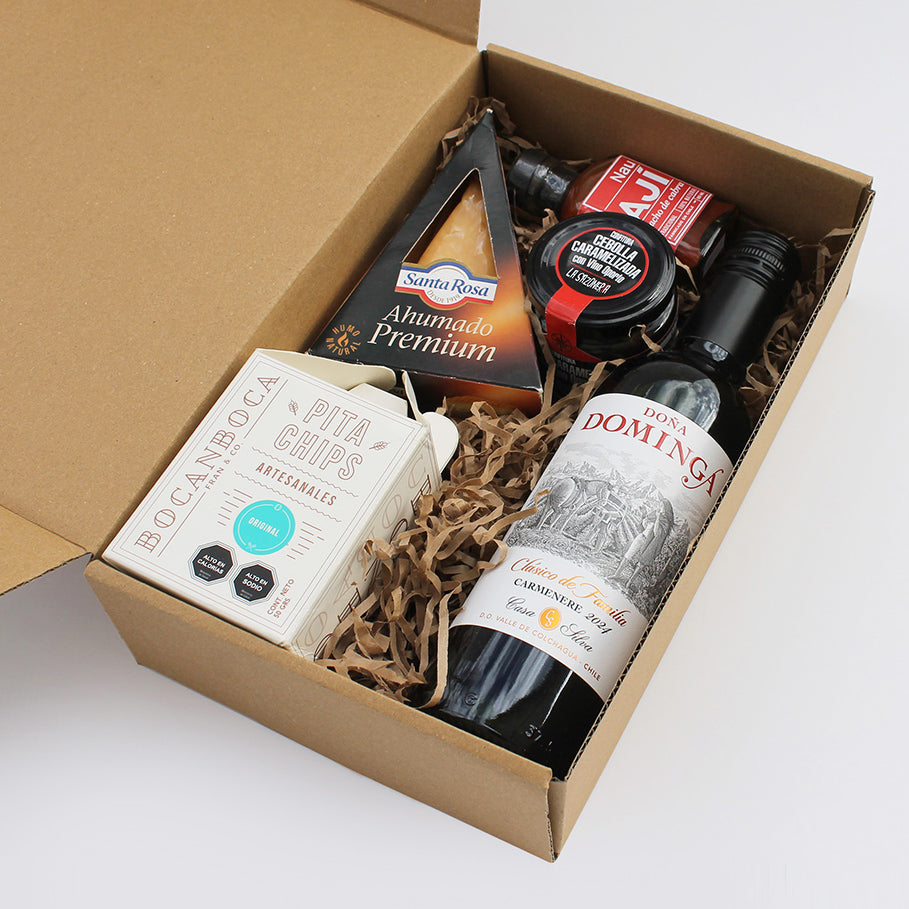 Mini caja gourmet con vino, queso ahumado, confitura, ají artesanal y pita chips. Un regalo corporativo lleno de sabor, ideal para celebrar y compartir.