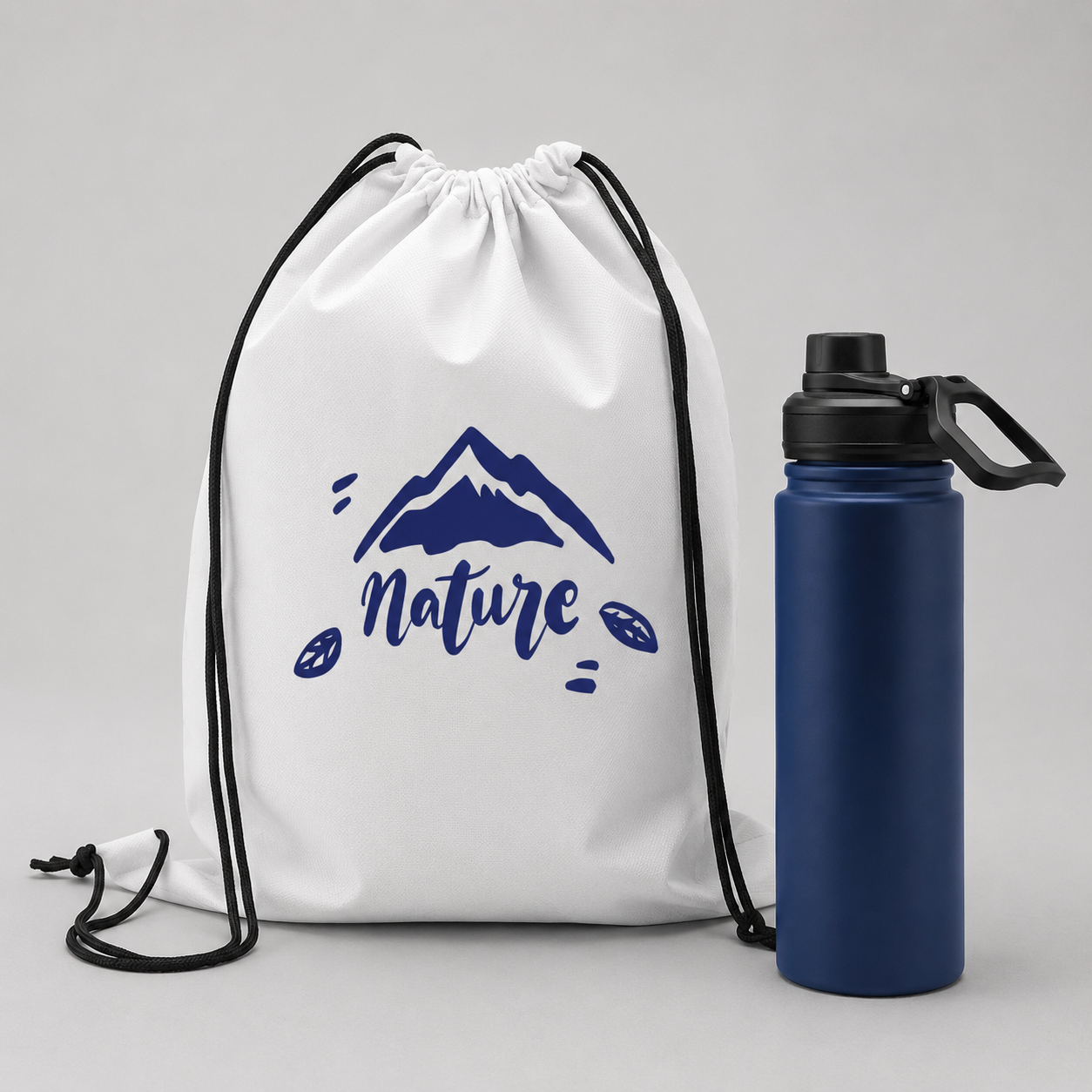 Set corporativo con mochila de poliéster y botella térmica de acero inoxidable de 720 ml. Personalizable con logo y presentación con tarjeta de saludo.