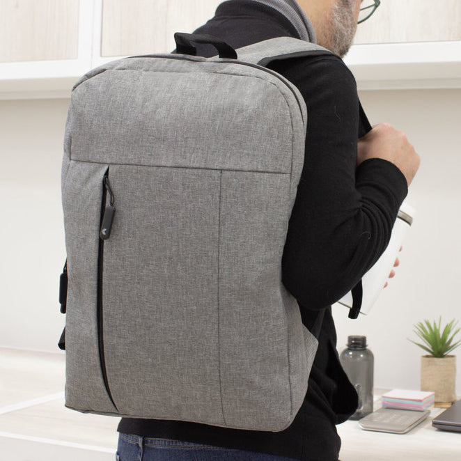 Protección y estilo para tu tecnología. Mochila acolchada para notebook de 16" y tablet, con diseño slim y costura vertical. Incluye presencia de marca en correas e interior. El regalo corporativo ideal para el profesional moderno. ¡Personalízala!