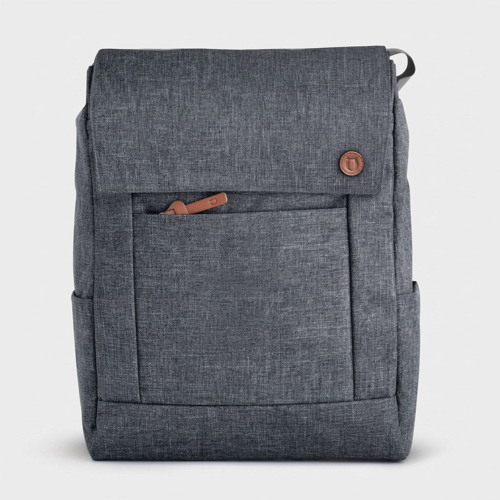 Mochila urbana con compartimento para notebook de hasta 15 pulgadas, solapa imantada y múltiples bolsillos organizadores. Personalizable con logo corporativo.