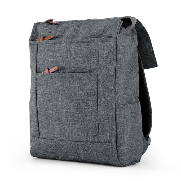 Mochila urbana con compartimento para notebook de hasta 15 pulgadas, solapa imantada y múltiples bolsillos organizadores. Personalizable con logo corporativo.