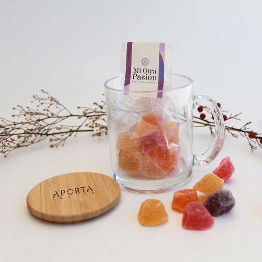 Regala un momento de pausa y dulzura a las mamás de tu empresa. Taza de bambú personalizada y gomitas artesanales. Cotiza con nosotros.