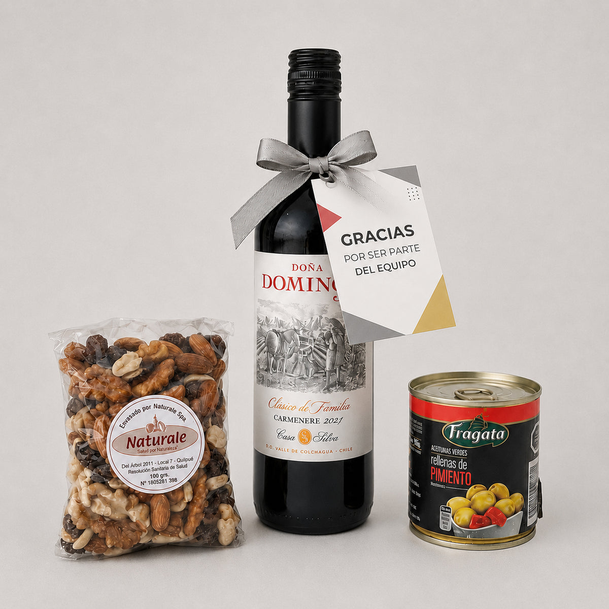 Regalo que incluye un vino Doña Dominga 375cc, aceitunas Fragata y mix de frutos secos. Con tarjeta y logo corporativo. Ideal Día del Padre.
