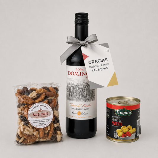 Regalo que incluye un vino Doña Dominga 375cc, aceitunas Fragata y mix de frutos secos. Con tarjeta y logo corporativo. Ideal Día del Padre.