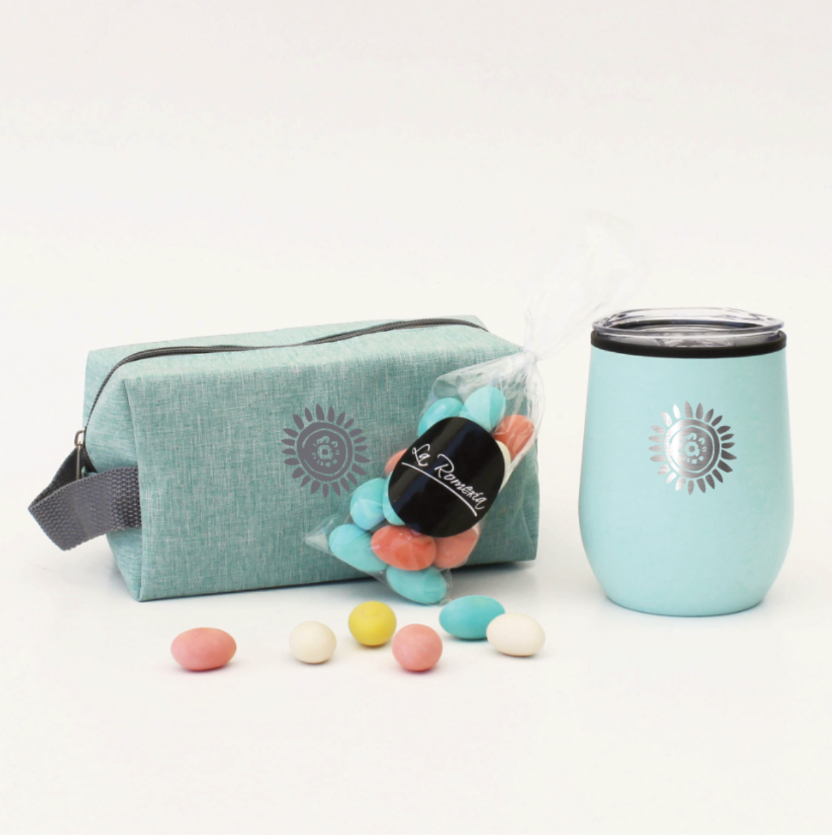 Set de regalo corporativo: Mug térmico de acero inoxidable, neceser de poliéster y almendras La Romeria. Personaliza con tu logo impreso o grabado. ¡Haz tu pedido!