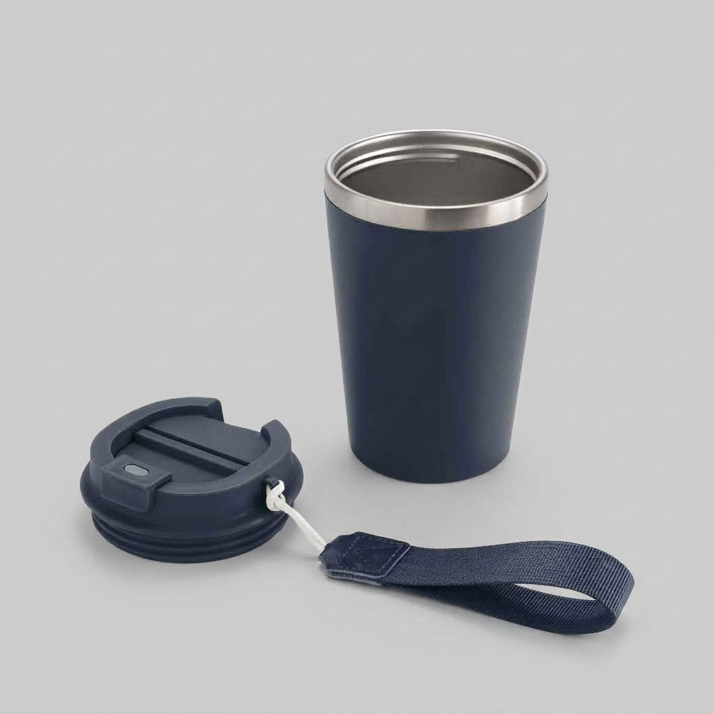 Mug de doble pared con seguro antiderrame, asa colgante y capacidad de 350ml. Regalo corporativo premium para el Día del Trabajador. Disponible en azul y gris claro.