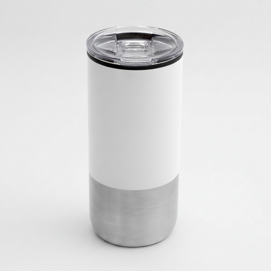 Mug 500ml con interior plástico y exterior de acero inoxidable. Tapa transparente a presión y base antideslizante. Logo impreso o grabado. Mínimo 100 unidades.