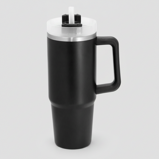 Disfruta tus bebidas por más tiempo con este Mug Térmico de 880 ml. Tecnología Vacuum: 8 hotras calor / 12 horas frío. Acero inoxidable, acabado mate y tapa hermética con sorbete. ¡Ideal para hidratarte todo el día! Cotiza y pesonaliza!