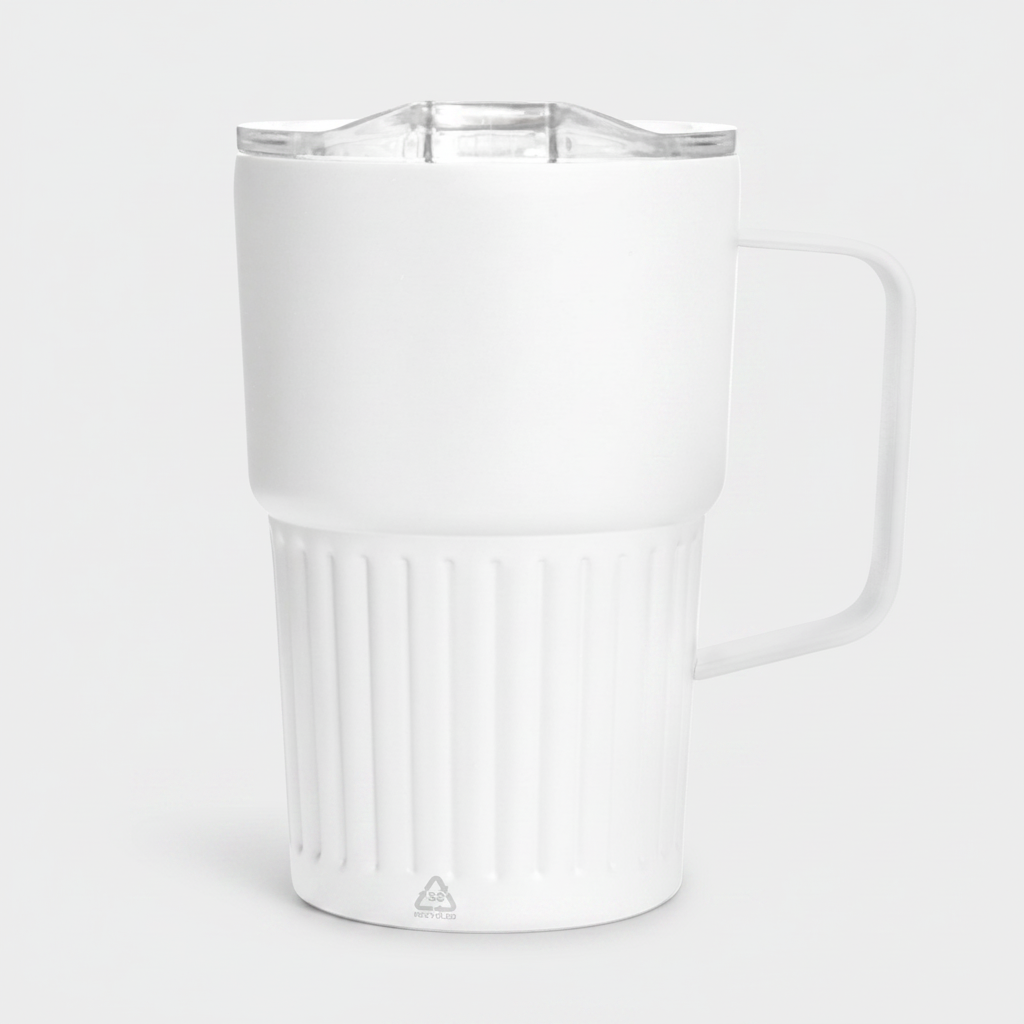 Disfruta de la comodidad de este mug, cuenta con doble pared y sellado al vacío para asegurar que tu bebida mantenga su temperatura ideal durante horas (bebidas frías por 24 horas y calientes por 12 horas gracias a la tecnología vacuum) 
Fabricado en acero inoxidable garantizando durabilidad.
Asa metálica robusta para un manejo seguro y tradicional.
Pintura con acabado semi mate y parte inferior texturada para un mejor agarre y estabilidad.
Tapa de poliestireno a presión con anillo de silicona.