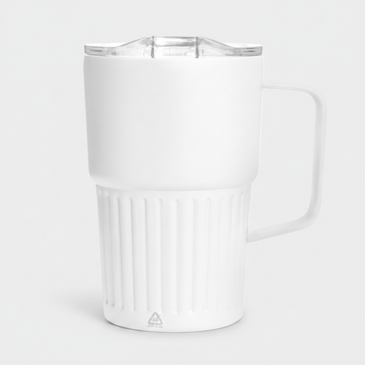 Disfruta de la comodidad de este mug, cuenta con doble pared y sellado al vacío para asegurar que tu bebida mantenga su temperatura ideal durante horas (bebidas frías por 24 horas y calientes por 12 horas gracias a la tecnología vacuum) 
Fabricado en acero inoxidable garantizando durabilidad.
Asa metálica robusta para un manejo seguro y tradicional.
Pintura con acabado semi mate y parte inferior texturada para un mejor agarre y estabilidad.
Tapa de poliestireno a presión con anillo de silicona.