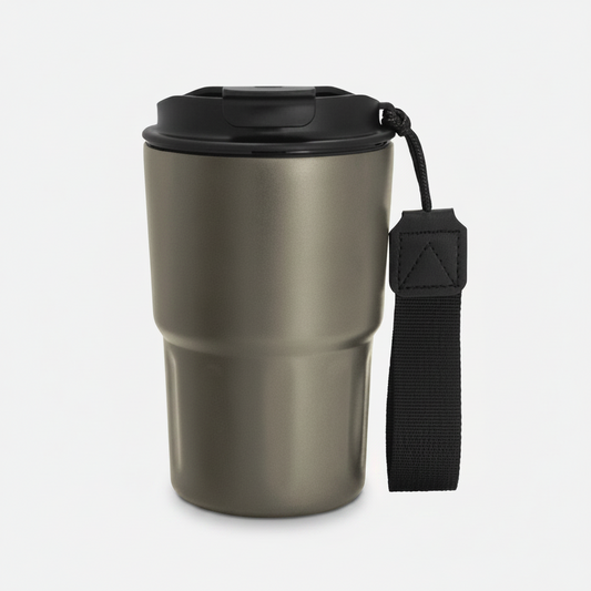 Mug térmico 400ml de acero inoxidable con tapa y correa. Mantiene 12hrs caliente, 24hrs frío. Logo grabado. Mínimo 100 unidades.