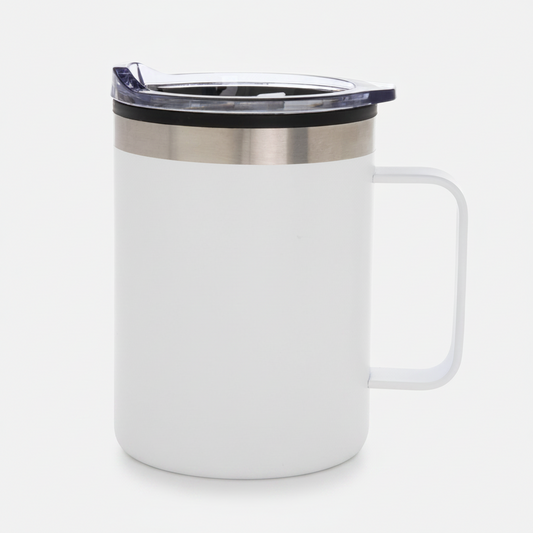 Descubre el Mug de doble pared de 450 ml, diseñado con exterior de acero y un elegante acabado semimate. Incluye tapa plástica transparente a presión con anillo de silicona para evitar derrames y una base negra antideslizante para mayor seguridad. Combinación perfecta de estilo y funcionalidad para mantener tus bebidas favoritas siempre a punto. 