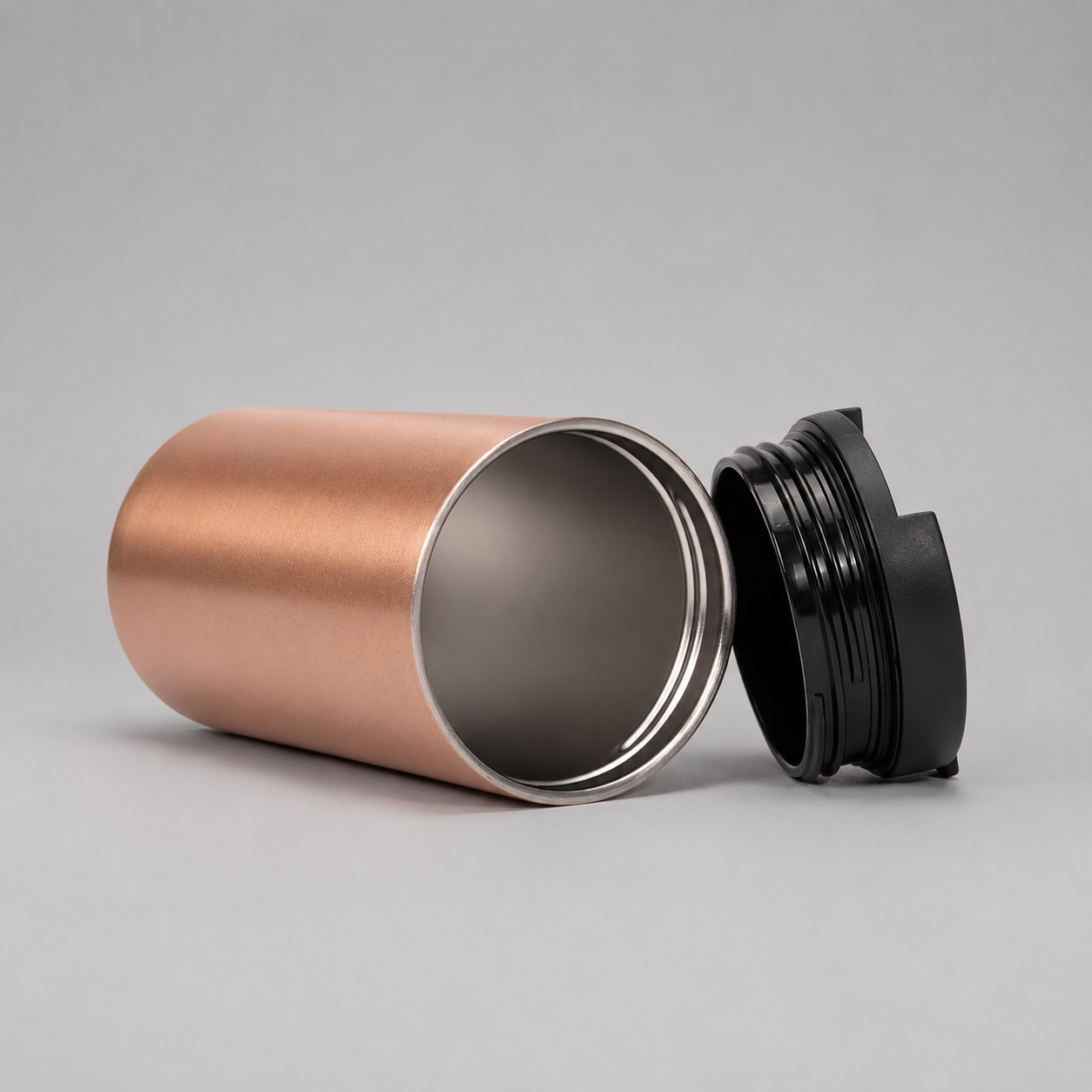 Mug térmico de acero inoxidable de 500 ml con doble pared, tapa antiderrame y base antideslizante. Un regalo corporativo práctico, elegante y personalizable con logo corporativo. Cotiza con nosotros para el Día de la Minería.