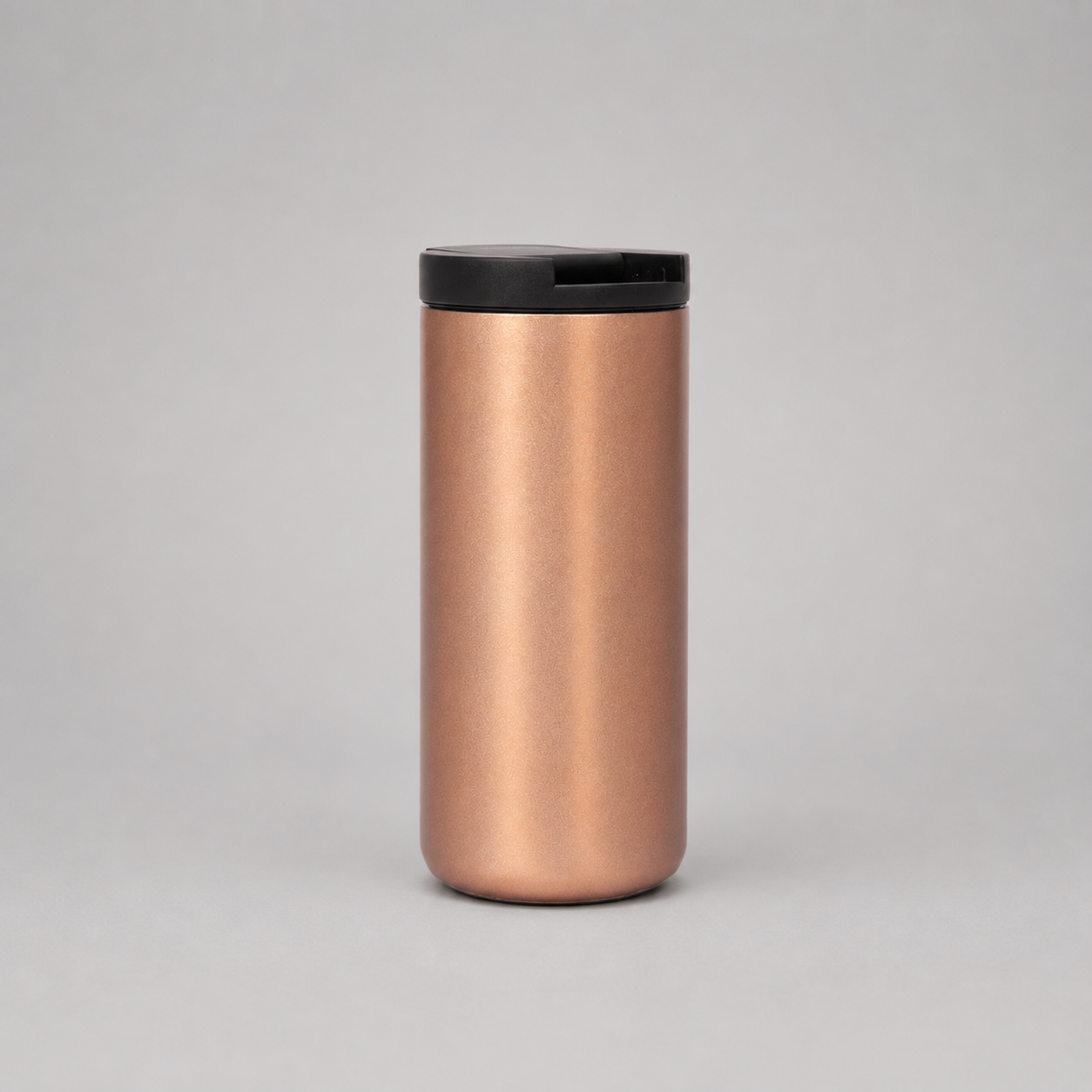 Mug térmico de acero inoxidable de 500 ml con doble pared, tapa antiderrame y base antideslizante. Un regalo corporativo práctico, elegante y personalizable con logo corporativo. Cotiza con nosotros para el Día de la Minería.