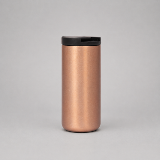Mug térmico de acero inoxidable de 500 ml con doble pared, tapa antiderrame y base antideslizante. Un regalo corporativo práctico, elegante y personalizable con logo corporativo. Cotiza con nosotros para el Día de la Minería.