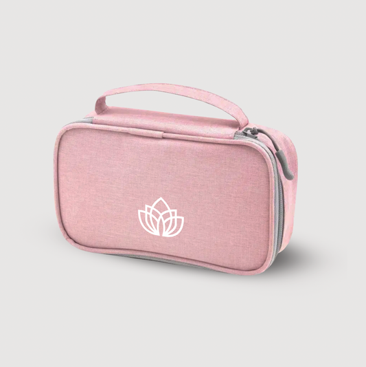 Neceser corporativo acolchado en polyester con logo impreso. Práctico, resistente y en 3 colores. Ideal para viajes de negocios o eventos.. El regalo corporativo ideal para el Día de la Madre. Incluye bolsa de organza y tarjeta de saludo. ¡Cotiza!