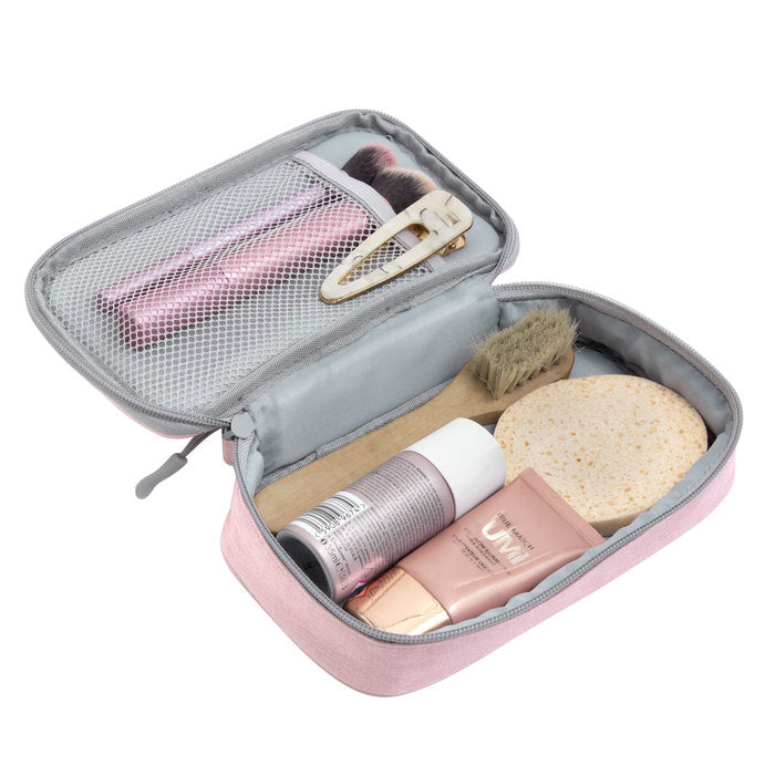 Neceser corporativo acolchado en polyester con logo impreso. Práctico, resistente y en 3 colores. Ideal para viajes de negocios o eventos.. El regalo corporativo ideal para el Día de la Madre. Incluye bolsa de organza y tarjeta de saludo. ¡Cotiza!