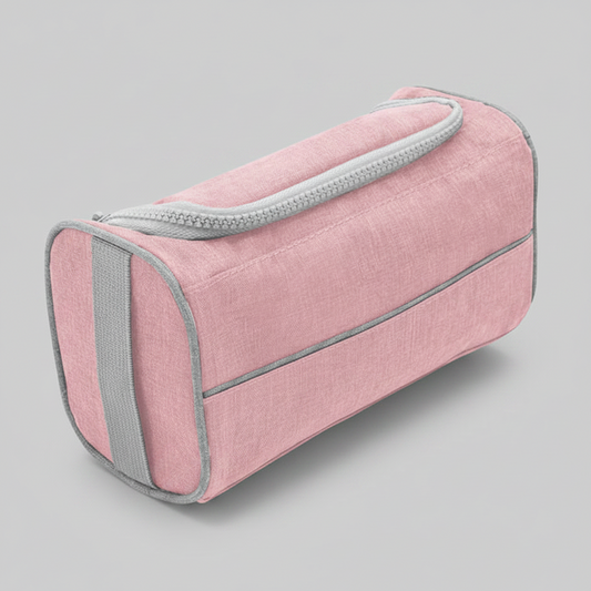 Neceser organizador personalizado con logo impreso, con tapa acolchada, bolsillos internos de red y asa lateral para transportar. Ideal para regalos corporativos y merchandising promocional.