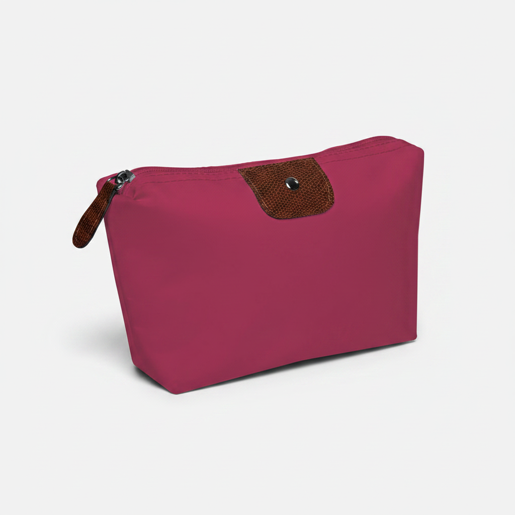 Neceser personalizado con logo impreso, con detalles en símil cuero, interior forrado y cierre con tiradores decorativos. Ideal para regalos corporativos y merchandising promocional.