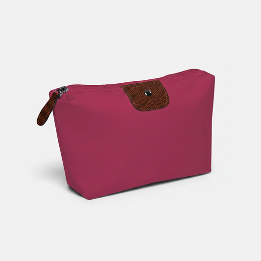 Neceser personalizado con logo impreso, con detalles en símil cuero, interior forrado y cierre con tiradores decorativos. Ideal para regalos corporativos y merchandising promocional.