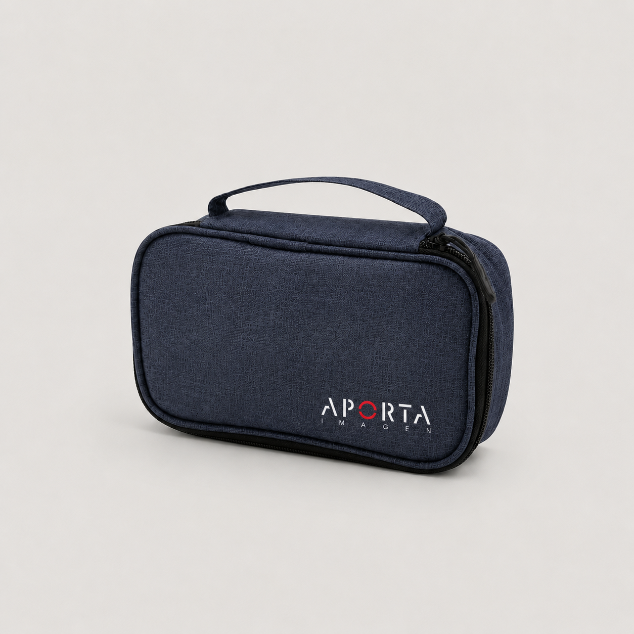 Neceser de poliéster 300D acolchado con interior forrado, bolsillo de red y opción de personalizar con logo. Un regalo corporativo práctico, resistente y funcional.