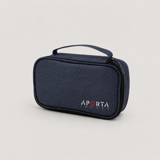Neceser de poliéster 300D acolchado con interior forrado, bolsillo de red y opción de personalizar con logo. Un regalo corporativo práctico, resistente y funcional.