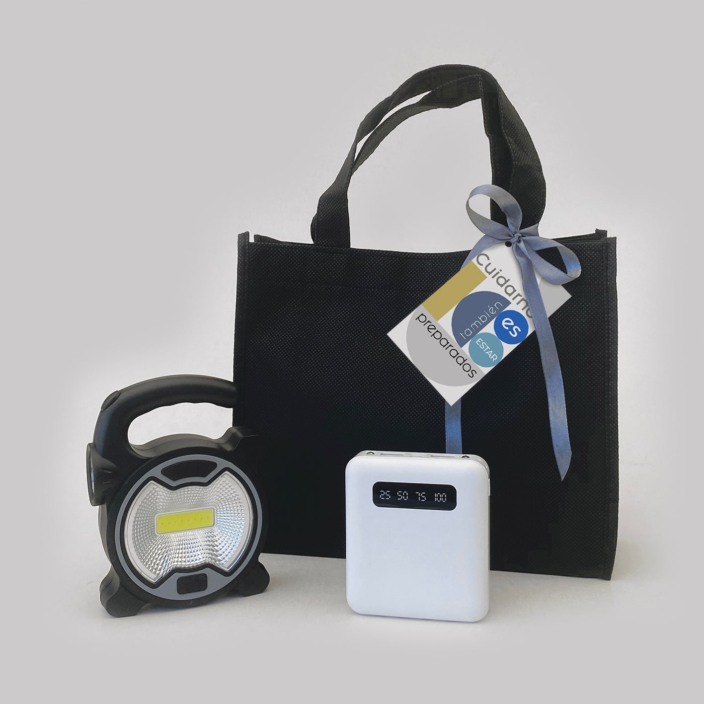 Impulsa la productividad de tu equipo con este kit corporativo: Power Bank de carga rápida para 5 dispositivos y linterna LED. Seguridad y energía siempre. Ideal para el Día del Trabajador. Personalizable con logo. ¡Cotiza en Aporta Imagen!