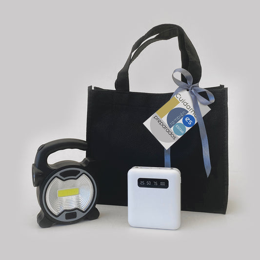Impulsa la productividad de tu equipo con este kit corporativo: Power Bank de carga rápida para 5 dispositivos y linterna LED. Seguridad y energía siempre. Ideal para el Día del Trabajador. Personalizable con logo. ¡Cotiza en Aporta Imagen!