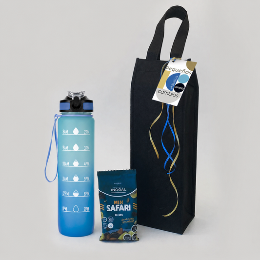 Potencia el bienestar de tu equipo con el Pack Vitalidad. Incluye botella de 1 litro con marcador de tiempo, Mix Safari y tarjeta personalizada. El regalo ideal para el Día del Trabajador. ¡Cotiza!