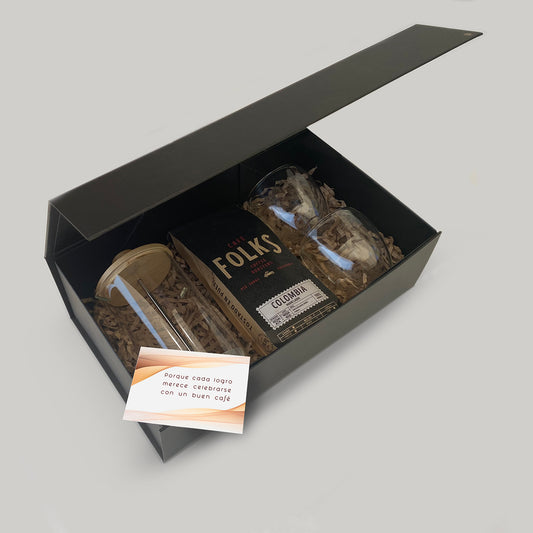 Fideliza con el Pack Tiempo de Café: Set premium con prensa francesa, vasos vidrio de doble pared y Café Folks. Regalo corporativo, en caja negra imantada, con tarjeta personalizada y logo desde 50 unidades.