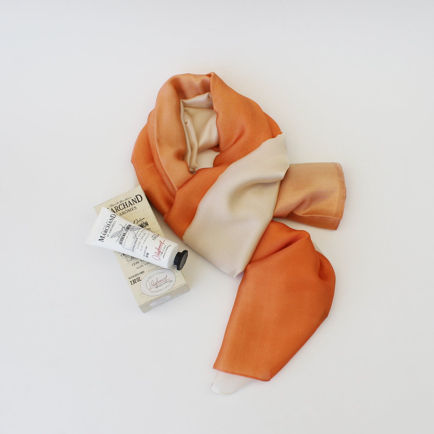 “Regalo Suave Esencia con pañuelo de seda bicolor y crema de manos Marchand de Arômes – Aporta Imagen Chile”