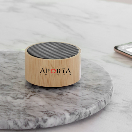 Altavoz Bluetooth 5.0 de bambú, 3W, batería 300mAh, micrófono integrado y carga USB-C. Ecológico y personalizable con logotipo. Regalo corporativo. Mín. 50 uds.