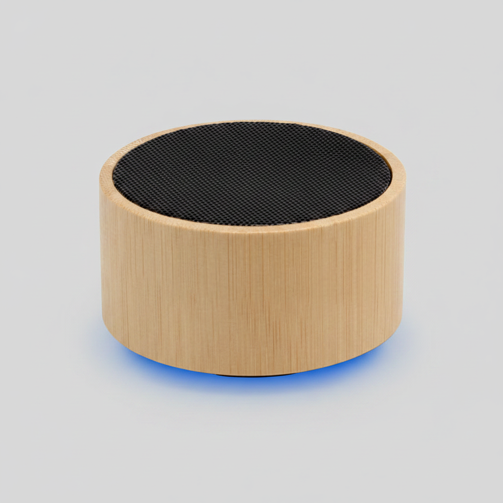 Parlante Bluetooth ecológico fabricado en bambú natural con micrófono incorporado, función manos libres y carga USB-C. Personalizado con logo corporativo.