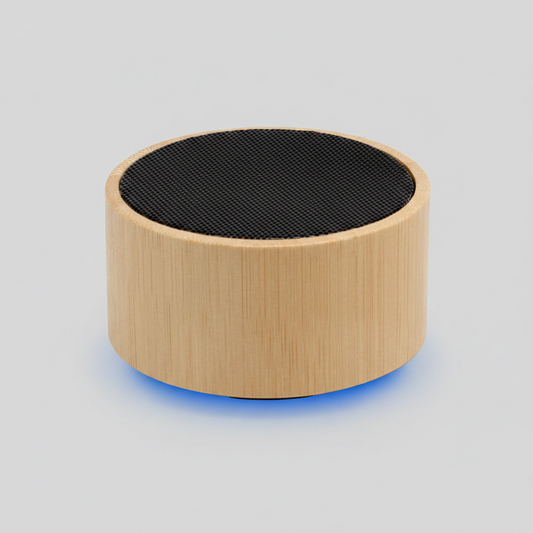 Parlante Bluetooth ecológico fabricado en bambú natural con micrófono incorporado, función manos libres y carga USB-C. Personalizado con logo corporativo.