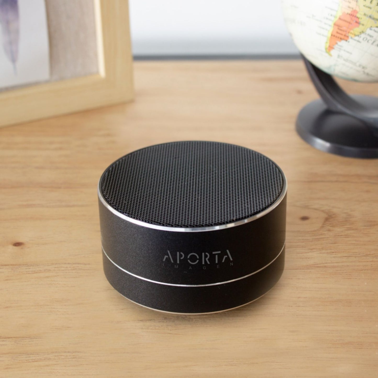 Altavoz Bluetooth 3W con lector TF, alcance 10m y carga USB. Personalizable con logotipo. Ideal como regalo corporativo. Pedido mínimo 50 unidades.